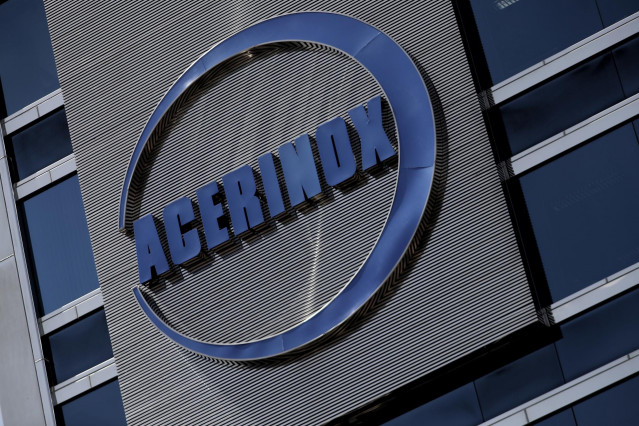 Detalle del logo de Acerinox en el edificio de su sede en Madrid (España)