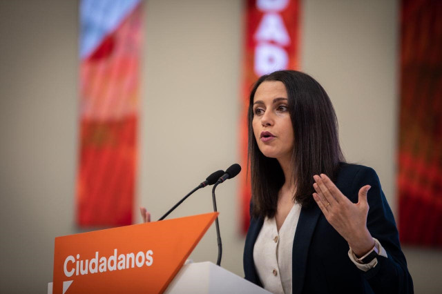 La presidenta de Ciudadanos, Inés Arrimadas, en rueda de prensa en la sede del partido.