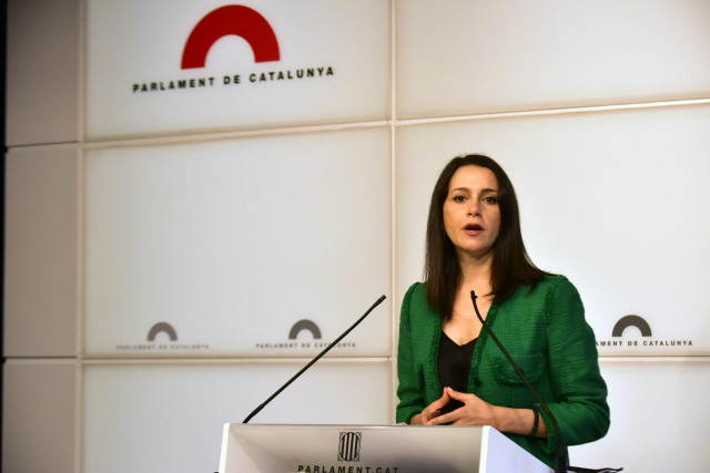 La presidenta de Ciudadanos, Inés Arrimadas, en una rueda de prensa en el Parlament de Cataluña.