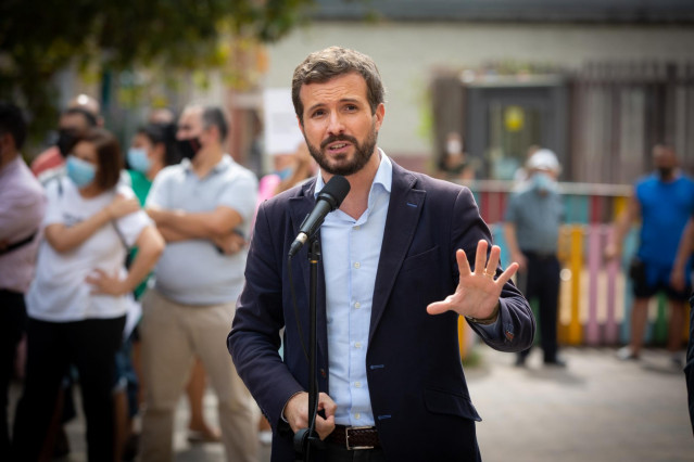 El presidente del PP, Pablo Casado, realiza una intervención en el barrio de la Salud de Badalona (Barcelona) tras visitar un bloque de pisos afectados por la 'okupación' ilegal. En Barcelona a 17 de septiembre de 2020.