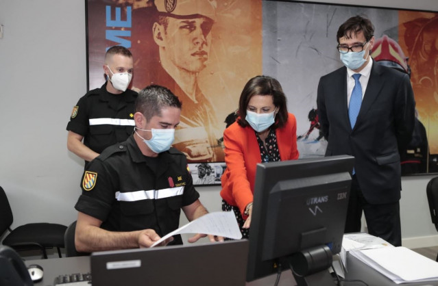La ministra de Defensa, Margarita Robles, y el titular de Sanidad, Salvador Illa, en su visita a la base de la UME en Torrejón.