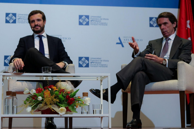 El presidente del Partido Popular, Pablo Casado, y el expresidente del Gobierno, José María Aznar, durante el diálogo 'España ante un cambio de régimen´ en el Auditorio de la Universidad Francisco de Vitoria, en Madrid (España), a 28 de enero de 2020.