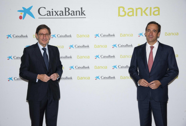 (I-D) El Presidente De Bankia, Que Será Presidente Ejecutivo De La Nueva Entidad Tras La Fusión Con Caixabank, José Ignacio Goirigolzarri, Y Del Consejero Delegado De Caixabank Y Que Será Consejero Delegado Del Nuevo Banco, Gonzalo Gortázar.