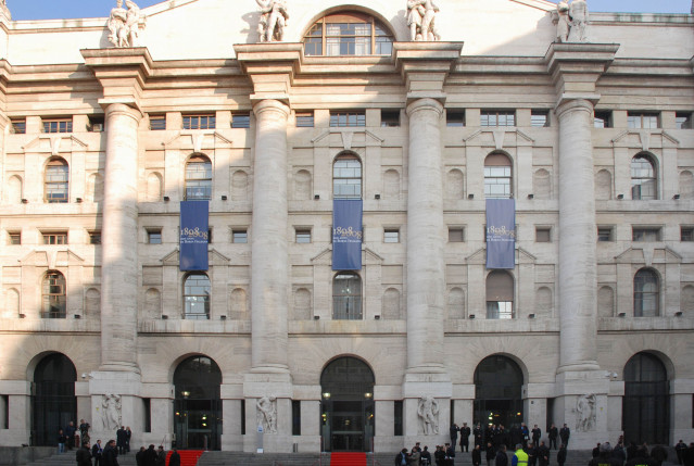 Foto de archivo del edificio de la Bolsa de Milán, en Milán (Italia), a 20 de abril de 2015. El índice FtseMib de la Bolsa de Milán ha comenzado la sesión de este lunes con una caída del 4,24%, después de que durante el fin de semana el brote de coronavir