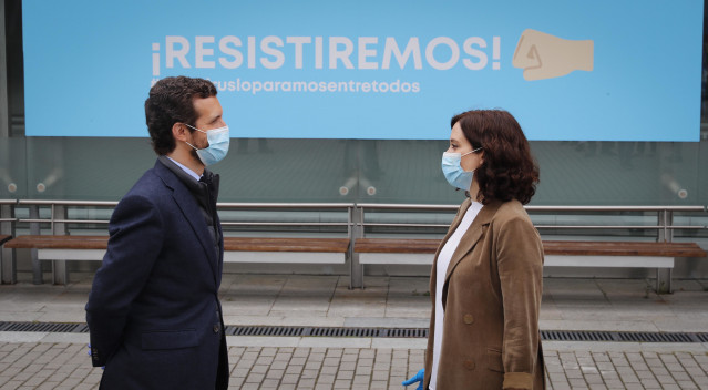 El líder del PP, Pablo Casado, y la presidenta de la Comunidad de Madrid, Isabel Díaz Ayuso, durante una visita al Hospital de Campaña de Ifema para hablar con personal sanitario que se enfrenta al Covid-19. En Madrid, (España), a 16 de abril de 2020.