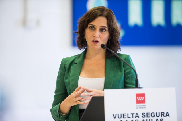 La presidenta de la Comunidad de Madrid, Isabel Díaz Ayuso, interviene durante su visita programada con motivo del inicio del curso escolar 2020/21 en el CEIP Francisco de Orellana de Arroyomolinos.