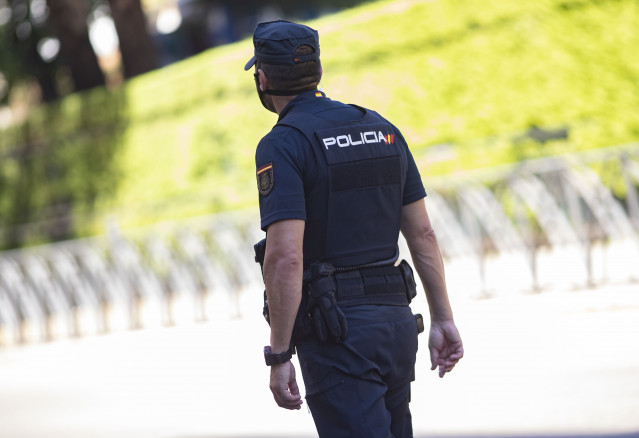 Un agente de la Policía Nacional, de espaldas, en servicio en Madrid