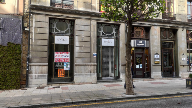 Local cerrado de pequeño comercio en Oviedo.