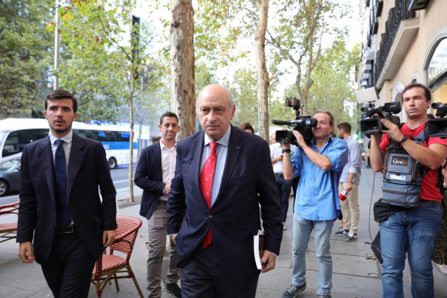 El exministro de Interior y miembro del PP, Jorge Fernández Díaz, llega a la presentación de su libro  