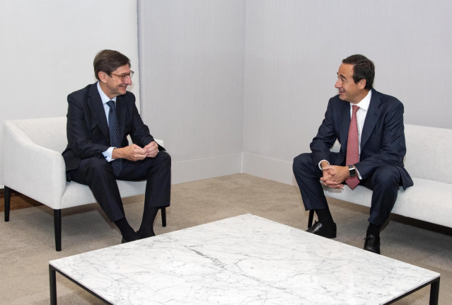 (I-D) José Ignacio Goirigolzarri, presidente de Bankia y que será presidente ejecutivo de la nueva entidad, y  Gonzalo Gortázar, el consejero delegado de CaixaBank y que será consejero delegado de la nueva entidad.