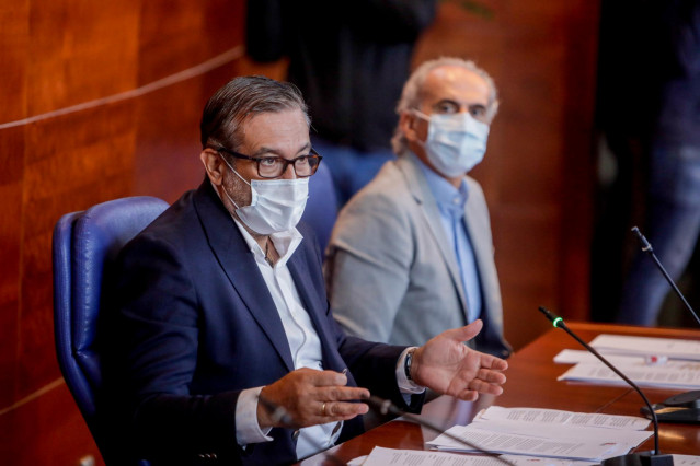El consejero de Justicia, Interior y Víctimas, Enrique López (i), y el Consejero de Salud de la Comunidad de Madrid, Enrique Ruiz Escudero, durante la rueda de prensa posterior a la reunión de coordinación en el ámbito del PLATERCAM, en Pozuelo de Alarcón