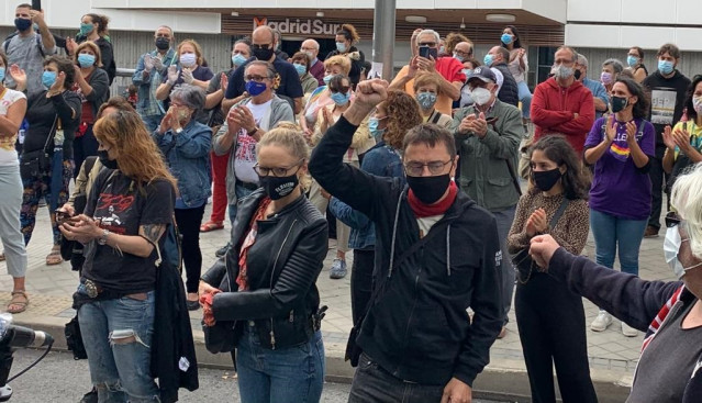 El cofundador de Podemos Juan Carlos Monedero ha acudido a la concentración en Puente de Vallecas frente a la sede de la Asamblea de Madrid para protestar contra las medidas restrictivas aprobadas por la Comunidad de Madrid.
