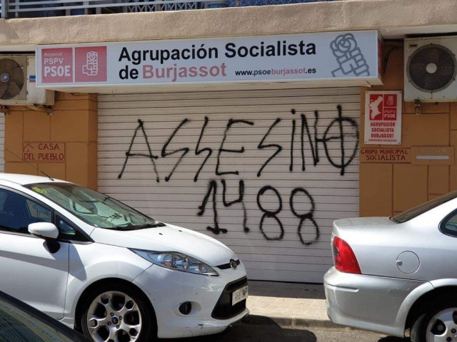 Pintadas en la sede de la Agrupación Socialista de Burjassot