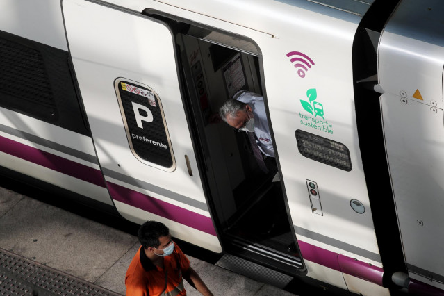 Varios trabajadores en uno de los andenes de la estación de tren Madrid Puerta de Atocha