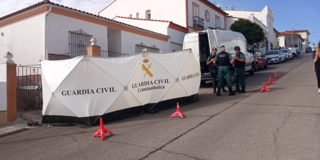 La Guardia Civil en el domicilio del detenido por la muerte de Manuela Chavero