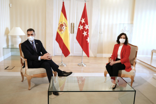 El jefe del Ejecutivo y la presidenta de la Comunidad de Madrid, Isabel Díaz Ayuso, durante su reunión en la sede de la Presidencia regional, en Madrid (España)