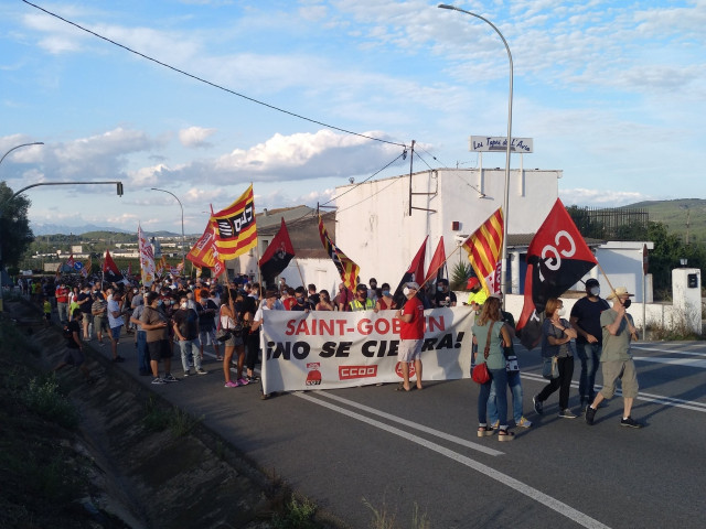 La manifestación contra el cierre de la planta de Saint-Gobain en L'Arboç corta la N-340.