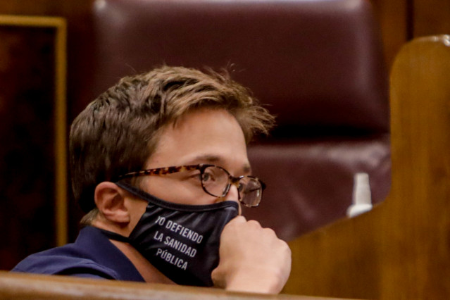 El portavoz de Más País-Equo en el Congreso, Íñigo Errejón, protegido con un mascarilla donde se puede leer 