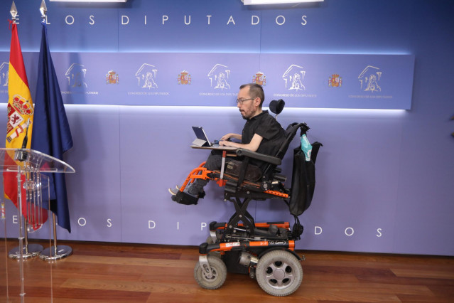 El portavoz de Podemos en el Congreso de los Diputados, Pablo Echenique, a su llegada a la rueda de prensa