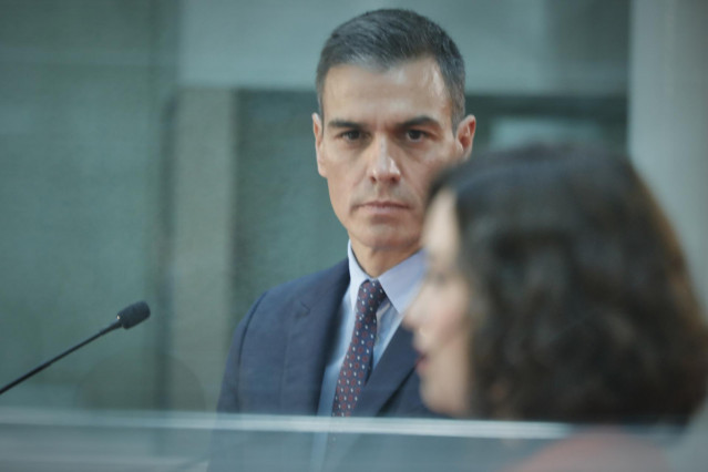 El presidente del Gobierno, Pedro Sánchez, y la presidenta de la Comunidad de Madrid, Isabel Díaz Ayuso, ofrecen una rueda de prensa tras su reunión en la sede de la Presidencia regional, en Madrid (España), a 21 de septiembre de 2020. El objeto de la cit
