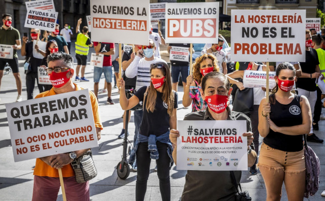 Concentración de empresarios y trabajadores de la hostelería y el ocio nocturno en València