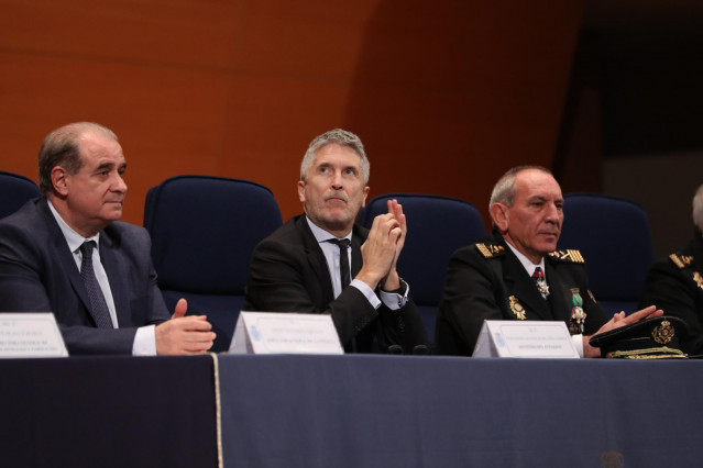 El ministro del Interior, Fernando Grande-Marlaska, junto al director general de la Policía Nacional, Francisco Pardo, y el director adjunto operativo, José Ángel González, durante un acto en el Complejo de Canillas