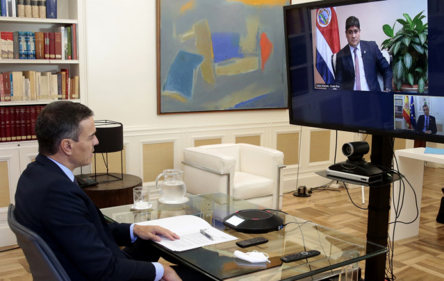 El presidente del Gobierno, Pedro Sánchez, se ha reunido por videoconferencia con el presidente de Costa Rica, Carlos Alvarado