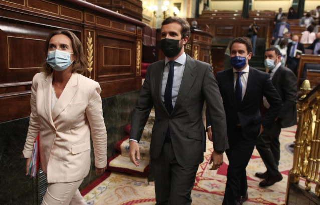 La portavoz del Grupo Popular en el Congreso, Cuca Gamarra, y el líder del PP, Pablo Casado, salen tras un debate en el Congreso de los Diputados. En Madrid, a 10 de septiembre de 2020.