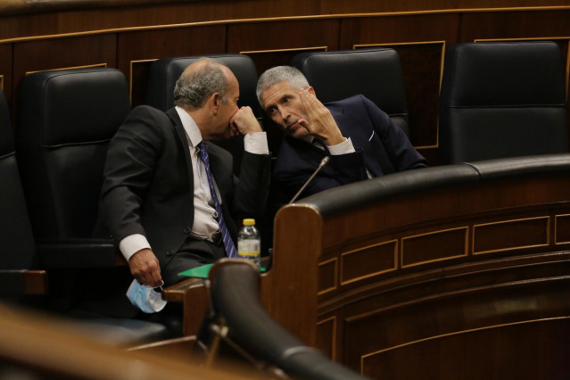 El ministro de Justicia, Juan Carlos Campo (i), y el ministro del Interior, Fernando Grande-Marlaska, durante una sesión plenaria en el Congreso