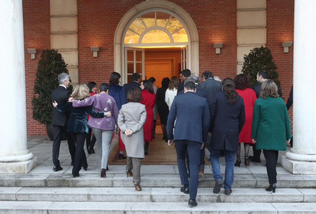 El presidente del Gobierno, los cuatro vicepresidentes y los 18 ministros entran, en La Moncloa tras la foto de familia donde tendrán lugar la primera reunión del Consejo de Ministros