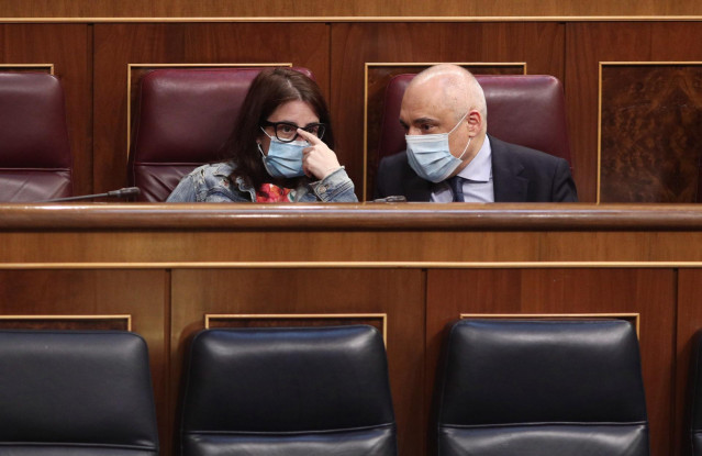 El portavoz del PSOE en el Congreso de los Diputados, Rafael Simancas, habla con la portavoz del PSOE en el Congreso de los Diputados, Adriana Lastra, durante la sesión plenaria celebrada en el Congreso de los Diputados