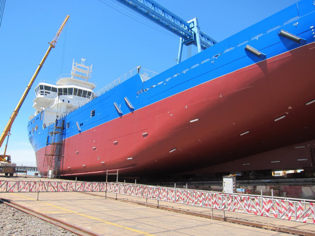Barco 'Oceanix III' en los astilleros de Cotnsa.