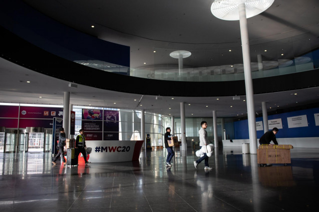 Interior del pabellón del Mobile World Congress (MWC) durante el desmantelamiento de los stands tras la cancelación de la feria por la crisis del coronavirus y las anulaciones de empresas, en Barcelona/Catalunya (España) a 13 de febrero de 2020.