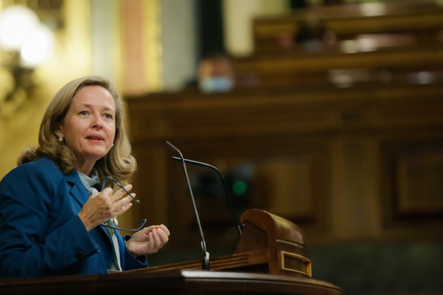 La vicepresidenta de Asuntos Económicos, Nadia Calviño, interviene desde la tribuna del Pleno del Congreso