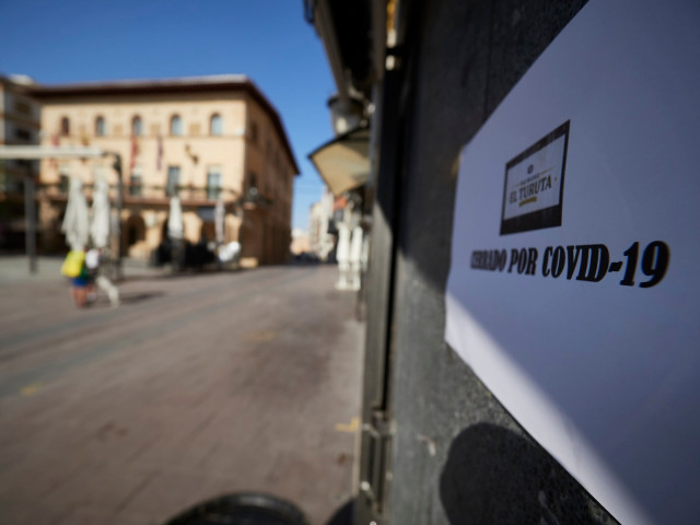 Cartel con el mensaje 'Cerrado por Covid-19' en la localidad navarra de Peralta, que desde este jueves será confinada.