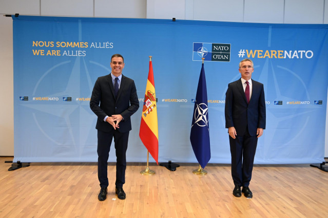 El presidente del Gobierno, Pedro Sánchez (i), posa junto al secretario general de la OTAN, Jens Stoltenberg (d), antes de mantener un encuentro durante su viaje a Bruselas,  a 23 de septiembre de 2020.