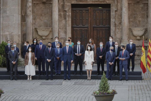 El presidente del Gobierno, Pedro Sánchez (3i); el Rey Felipe VI (4i) y la presidenta del Senado, Pilar Llop (5i) en el centro de la foto de familia de los asistentes a la XXI Conferencia de Presidentes.