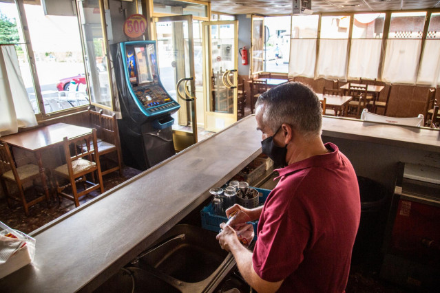 Un camarero en un bar de Badajoz