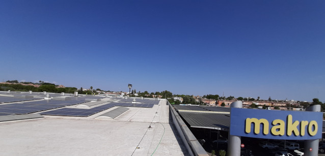 Paneles fotovoltaicos instalados por Iberdrola en centro Makro Sevilla