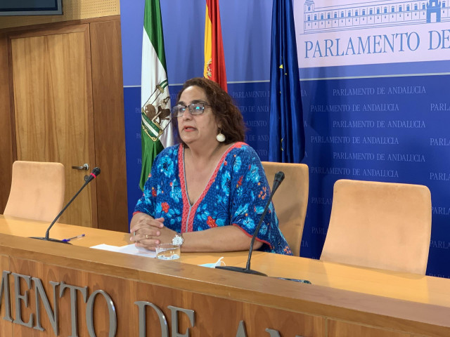 La portavoz adjunta de Adelante Andalucía, Ángela Aguilera, en rueda de prensa