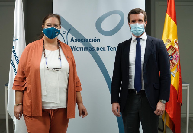 El presidente del PP, Pablo Casado, y la presidenta de la AVT, Maite Araluce, en la sede de la asociación. En Madrid, 24 de septiembre de 2020.