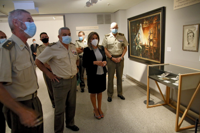 La alcaldesa, Milagros Tolón, en la exposición del Museo del Ejército