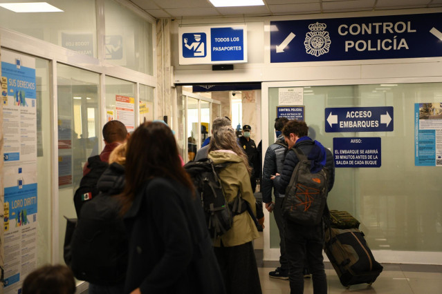 Cientos de turistas procedentes en su mayoría de Marruecos esperan para embarcar en los barcos que se han habilitado tras decretarse la prohibición de entrar o salir desde Ceuta y desde Algeciras por el coronavirus, En el control fronterizo de Ceuta (Espa