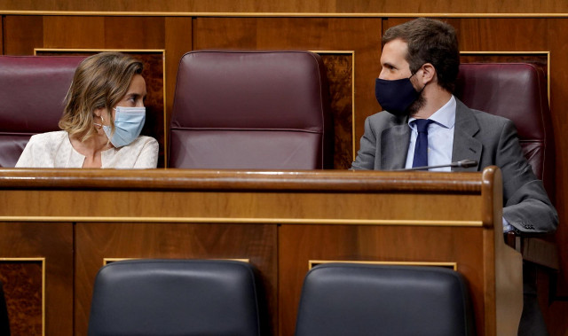 La portavoz parlamentaria del PP, Cuca Gamarra, y el presidente del partido, Pablo Casado, sentados en sus escaños, durante una sesión de control al Gobierno en el Congreso