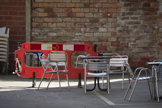 Terraza vacía de un bar de la localidad de Peralta, en Peralta, Navarra (España)