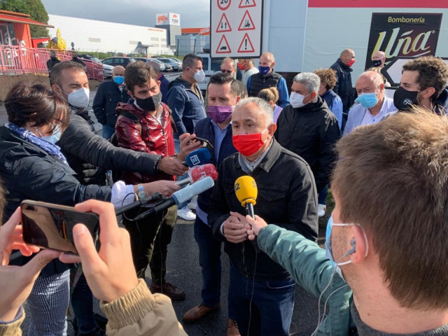 El secretario general de UGT, Pepe Álvarez, atiende este viernes a los medios en Asturias.