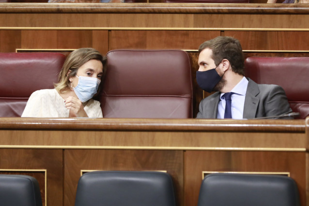 Los diputados del PP Cuca Gamarra y Pablo Casado sentados en sus escaños durante una sesión de control al Gobierno en el Congreso