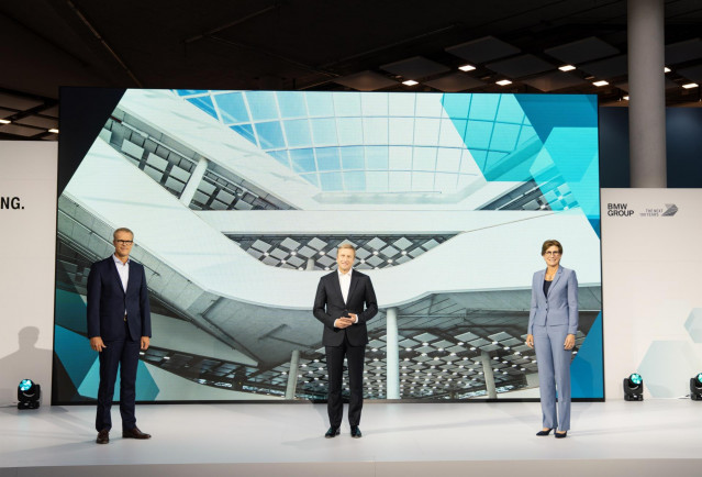 Inauguración del nuevo centro de I+D de BMW, con Oliver Zipse en el centro.