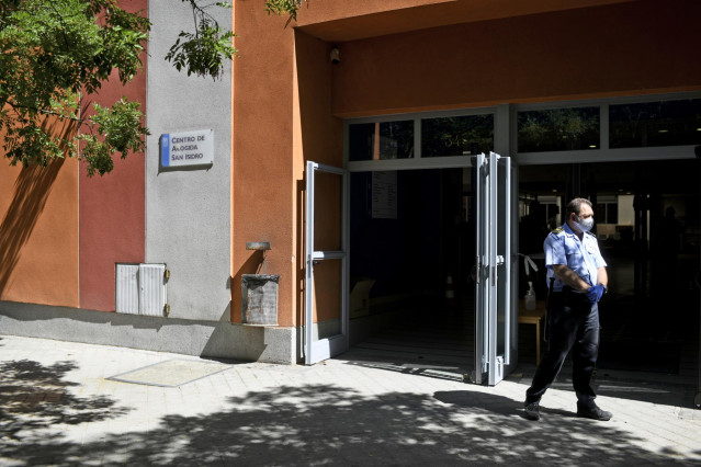 Un guarda de Seguridad en la puerta del Centro de acogida de San Isidro