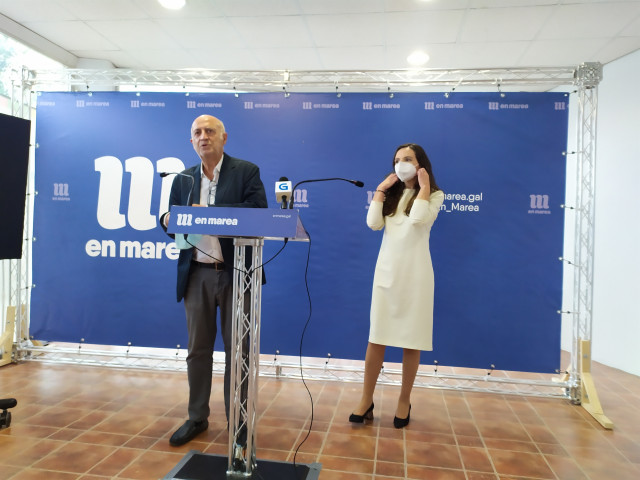 Los portavoces de En Marea, Pancho Casal y María Chao, en rueda de prensa